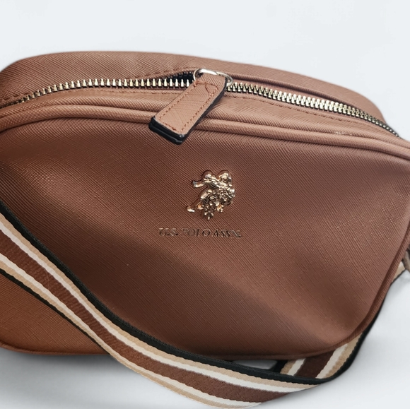 CLASSIC ZIP CROSSBODY BAG - Picture 6 of 8